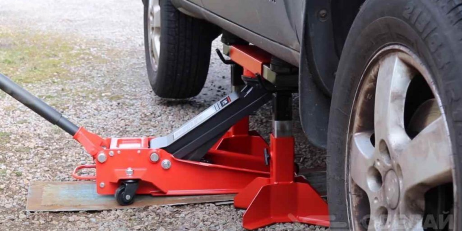 Hydraulic floor jack and automotive workshop equipment