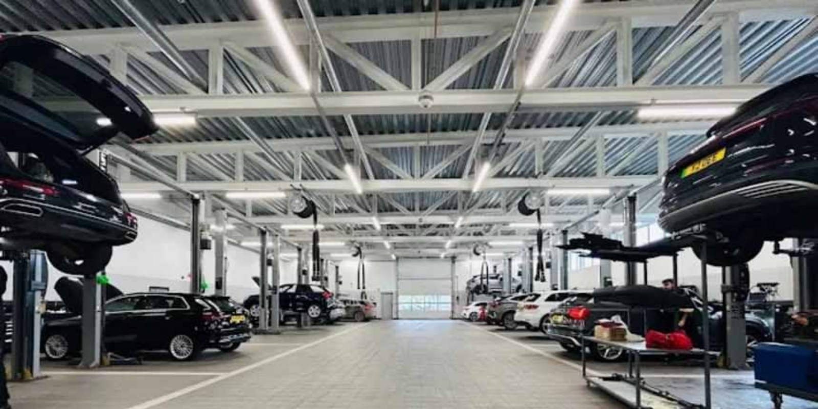 Automotive workshop layout and garage service area
